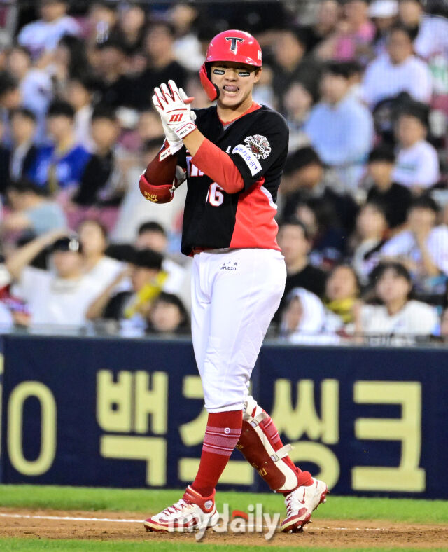 최원준 '안타는 행복해'