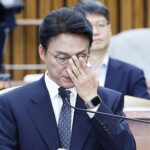 안경 고쳐쓰는 김민석 총리 후보자