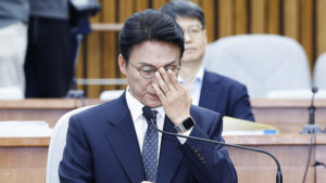 안경 고쳐쓰는 김민석 총리 후보자