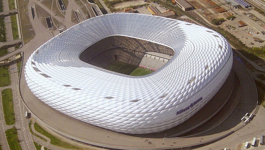 httpsupload.wikimedia.orgwikipediacommonsthumb112MC3BCnchen_-_Allianz-Arena_28Luftbild29.jpg1200px-MC3BCnchen_-_Allianz-Arena_28Luftbild29.jpg