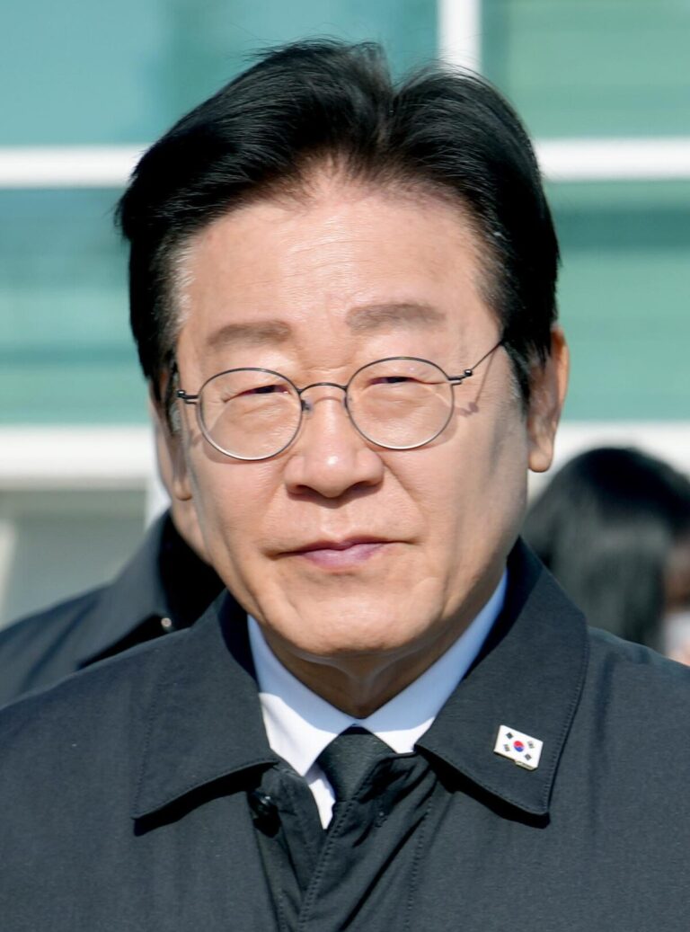 httpsupload.wikimedia.orgwikipediacommonsthumbcc1Lee_Jae-myung_January_2025-1.jpg1200px-Lee_Jae-myung_January_2025-1.jpg-1