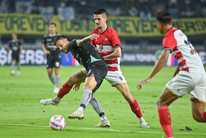 madura_united_vs_persib_bandung_duel_panas_papan_atas_adu_ketajaman_lini_depan_2025-11-30_17-47-13_4701
