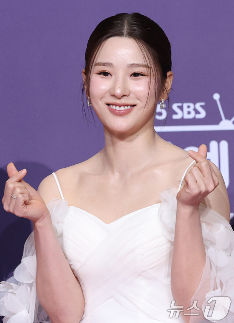 박하얀, 하얀 드레스 입고 SBS 연예대상 참석