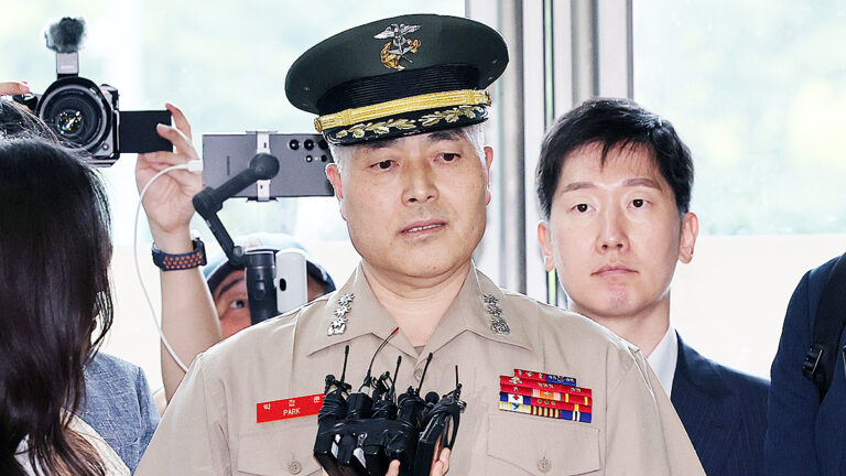 답변하는 박정훈 대령