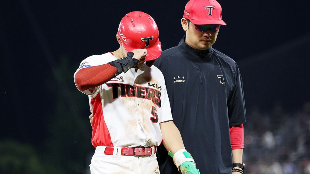 다리 부상으로 교체되는 김도영