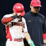 다리 부상으로 교체되는 김도영