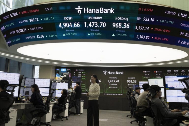 KOSPI-surge-pulls-35T-won-from-big-banks-as-stock-cash-rises