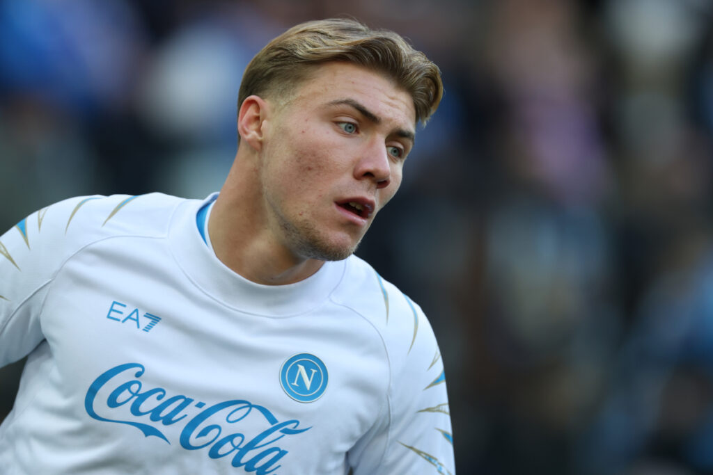 Rasmus-Hojlund-warm-up