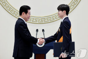 체육훈장 청룡장 수여받는 페이커