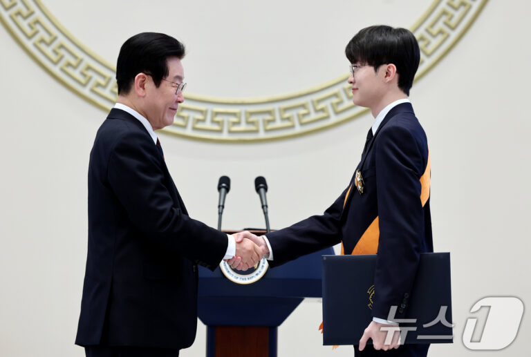 체육훈장 청룡장 수여받는 페이커