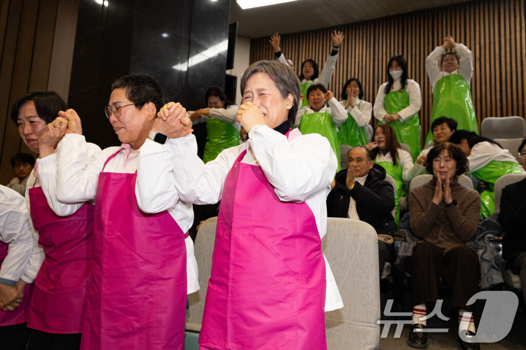 학교급식법 개정안 통과 '눈물 흘리는 노동자들'