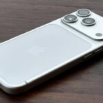 66141-138625-66001-138433-iPhone-17-Pro-on-Wood-Table-xl-xl