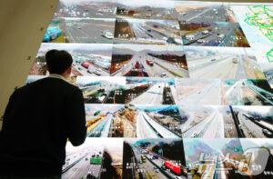 고속도로 교통상황 주시하는 한국도로공사 직원