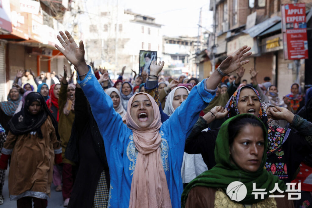 Shiite Muslims gather for a protest march in Srinagar