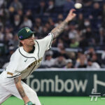 공 던지는 호주 라클란 웰스