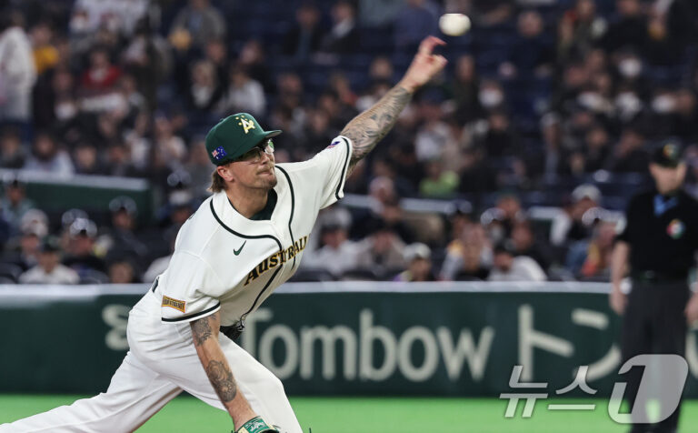 공 던지는 호주 라클란 웰스