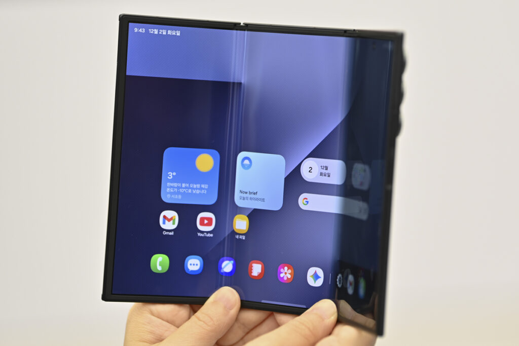 두 번 접는 Z 트라이폴드