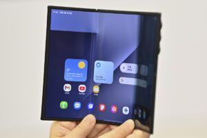 두 번 접는 Z 트라이폴드