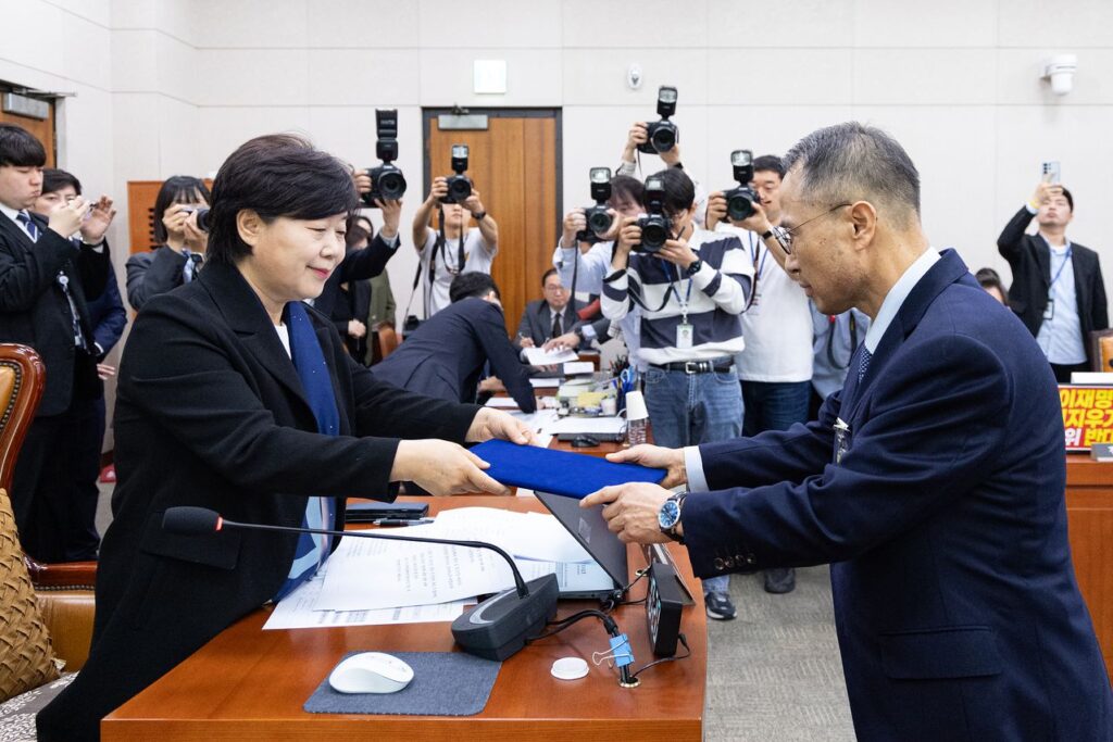 ÁõÀÎ ¼±¼­¹® Á¦ÃâÇÏ´Â ±è±ÔÇö Àü ±¹°¡Á¤º¸¿øÀå