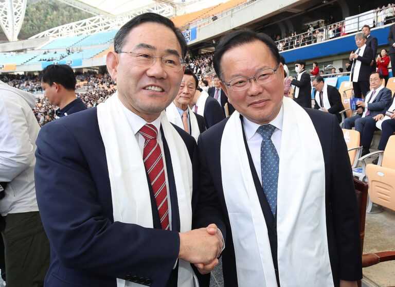 ¼ÕÀâ°í ¾Ç¼öÇÏ´Â ±èºÎ°â¡¤ÁÖÈ£¿µ