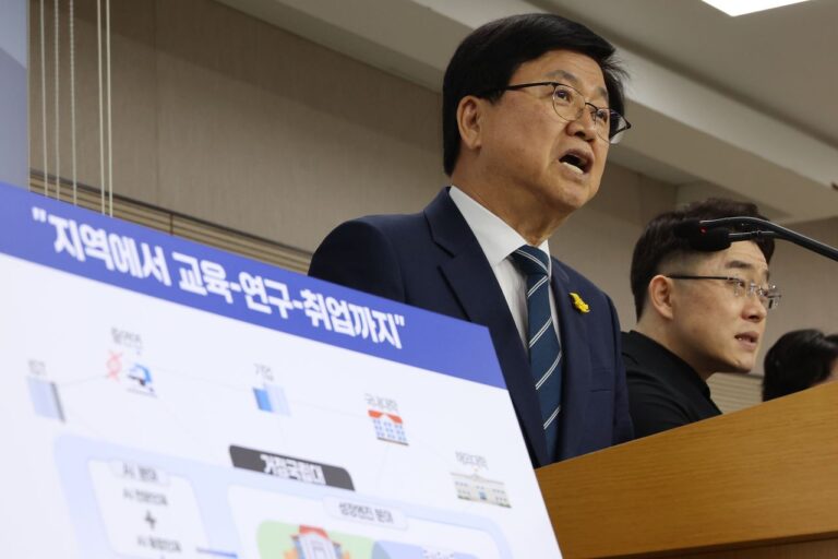 '¼ºÀå¿£Áø ¿¬°è Áö¿ªÀÎÀç ¾ç¼º¹æ¾È ¹ßÇ¥ÇÏ´Â ÃÖ±³Áø ±³À°Àå°ü