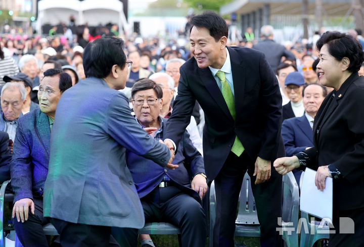 4.19Çõ¸í 66ÁÖ³â ¼­¿ï½Ã ±â³äÇà»ç Âü¼®ÇÑ ¿À¼¼ÈÆ ½ÃÀå