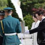 4·19혁명 기념탑에 참배하는 이재명 대통령과 김