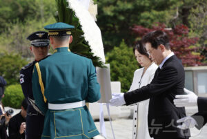 4·19혁명 기념탑에 참배하는 이재명 대통령과 김