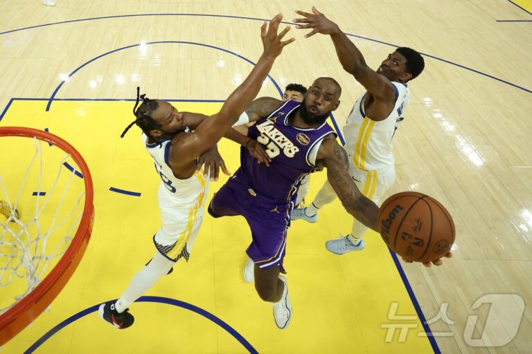 Los Angeles Lakers v Golden State Warriors