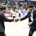 위성우 감독과 악수하는 김완수 감독