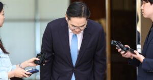 고개숙여 인사하는 이재용 삼성전자 회장