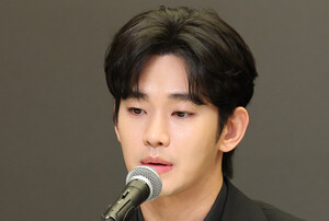 김수현, 논란 뒤 첫 공식석상