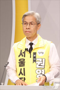 토론회 준비하는 권영국 후보
